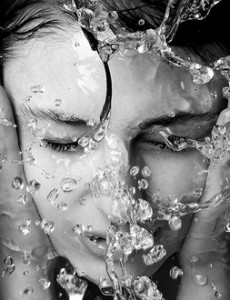 woman-splashing-face